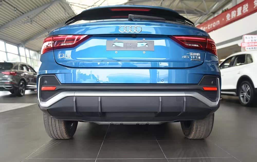 前脸依然是我们标志性的六边形蜂窝状进气格栅,s-line套件_奥迪q3论坛