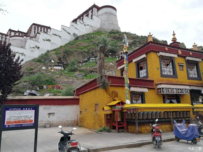 从后面拍布达拉宫.