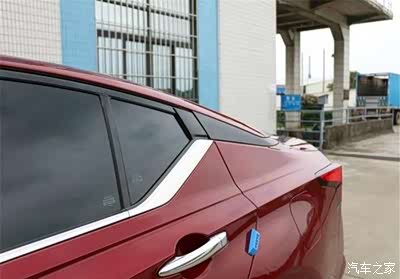 还是悬浮式车窗,巧妙的小设计