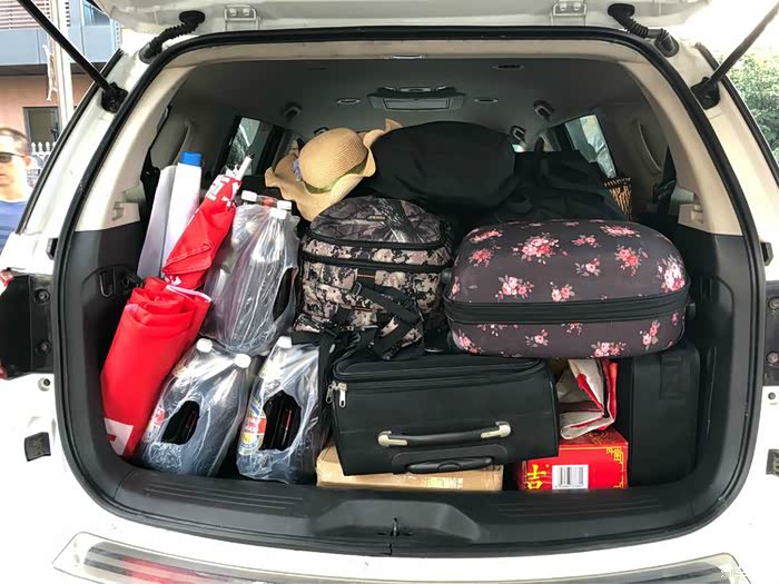 一早装行李也是项技术活,每辆车后备箱都满满.
