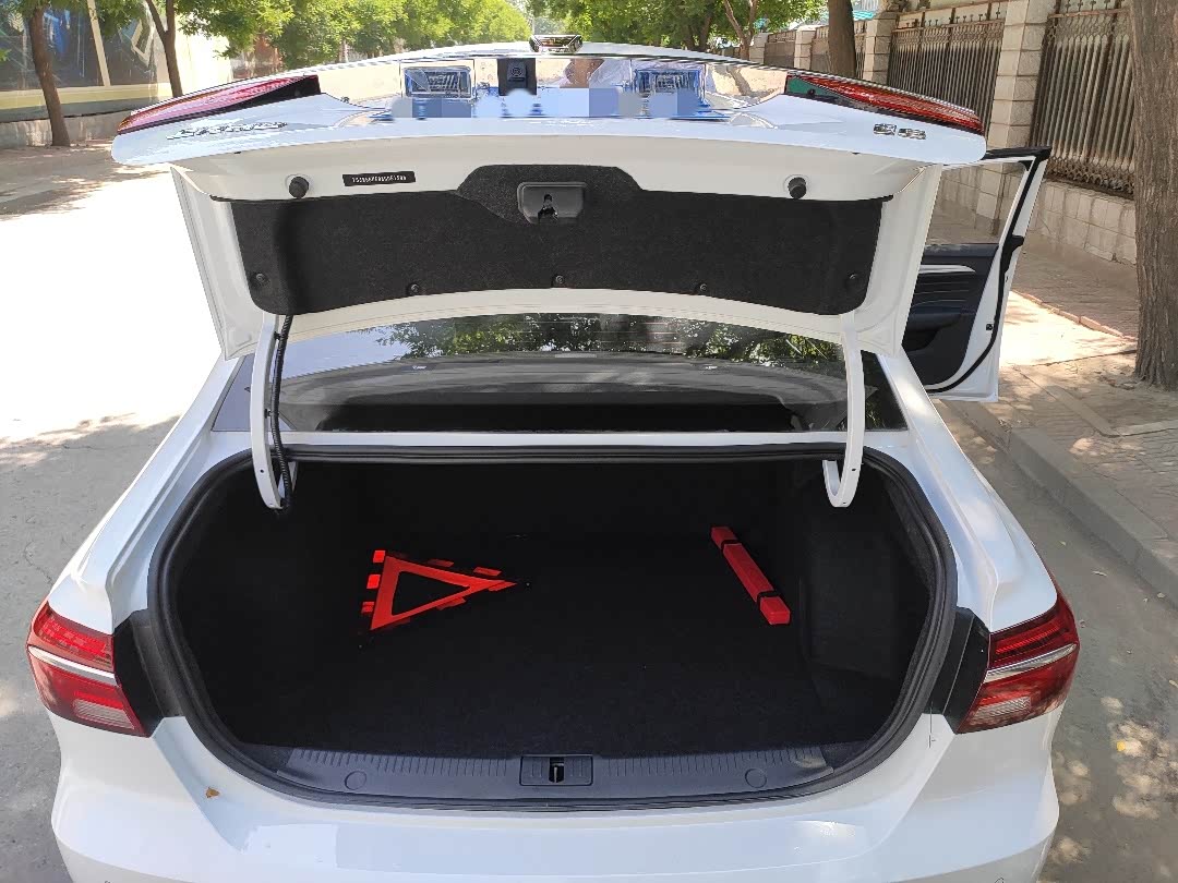 然后是后备箱,后备箱的空间同样也是十分充足的,出趟远门,带上