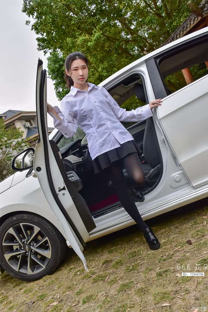 媳妇当车模黑丝短裙与艾瑞泽gx演绎出不一样的车模大片