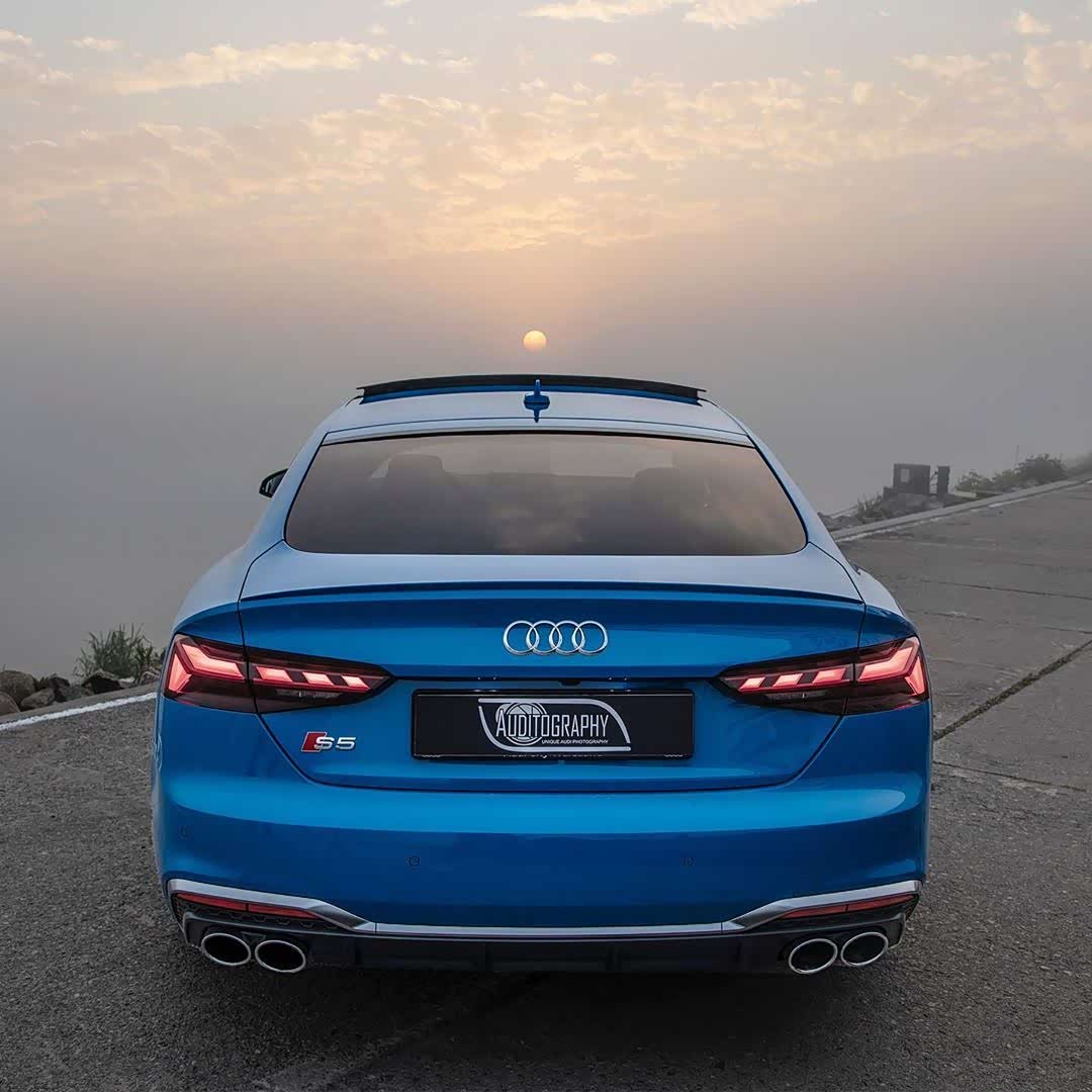 奥迪s5蓝色的车身更加迷人