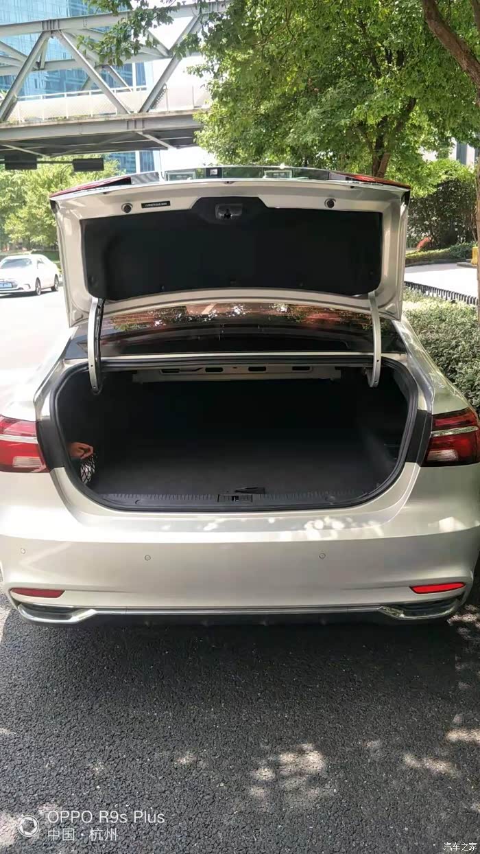 后备箱因为电池的缘故,有做高,但家用还好,够用.