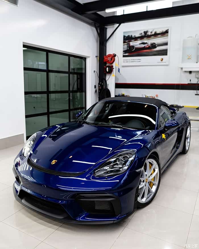 这款龙胆蓝的保时捷那外观真是光鲜亮丽黑色的内饰更是优雅