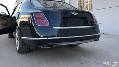 改款之后尾灯也变成b字母设计代替曾经个圆环说实话我个人感觉慕尚车