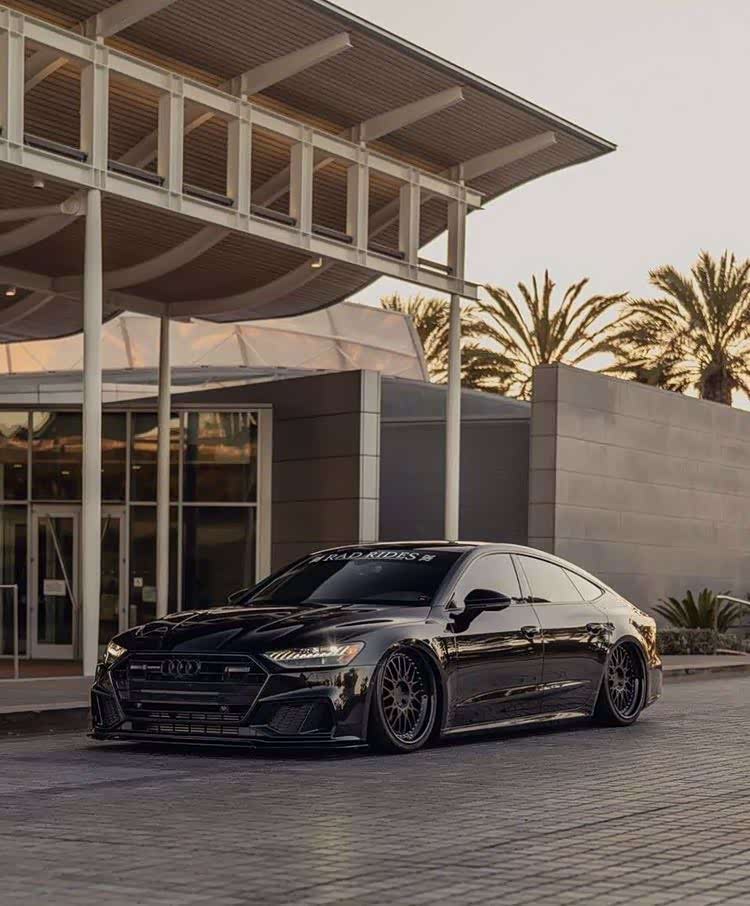 黑武士低趴奥迪a7,少数车尾比车头好看的车型,你认为呢?