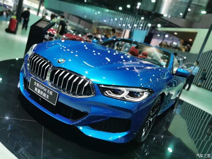 性能交给m8,那么优雅交给了这台敞篷版8系,这个蓝外红内的搭配,随能抵