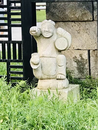 树木也刚种植过已经有老人孩子在里面散步公园特色就些雕塑公园里还有