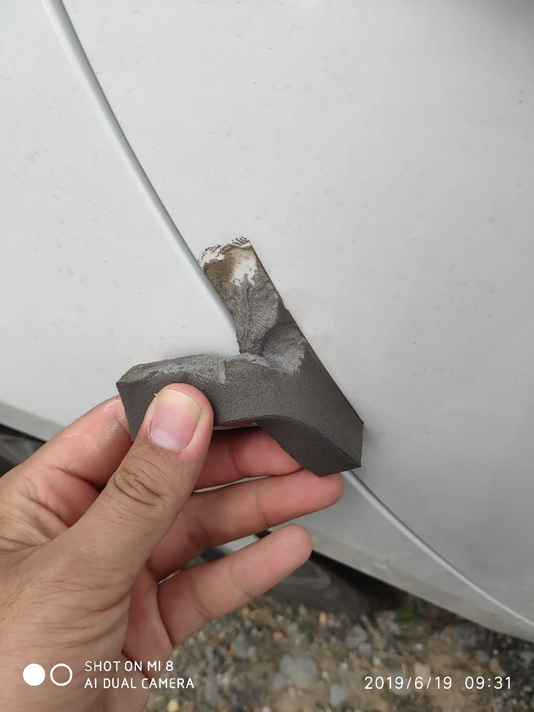 如何清理汽车上防撞条胶的小窍门