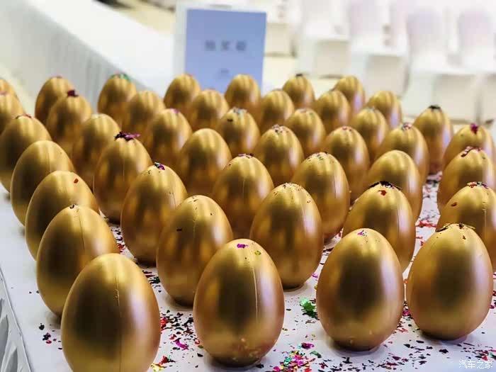 金蛋码放的整整齐齐的