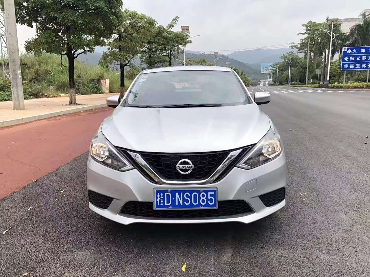 银色的日产轩逸外形帅气吧感觉非常漂亮