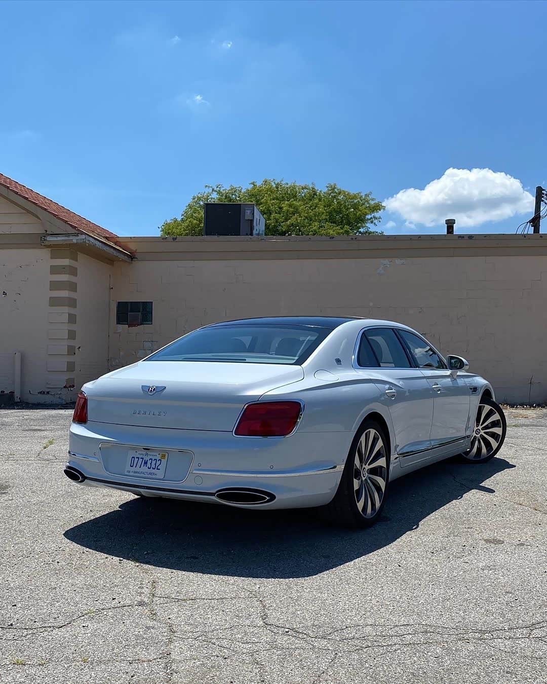 宾利flying spur w12,高贵绅士换装浅蓝休闲装