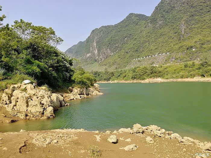 百龙滩边钓鱼人