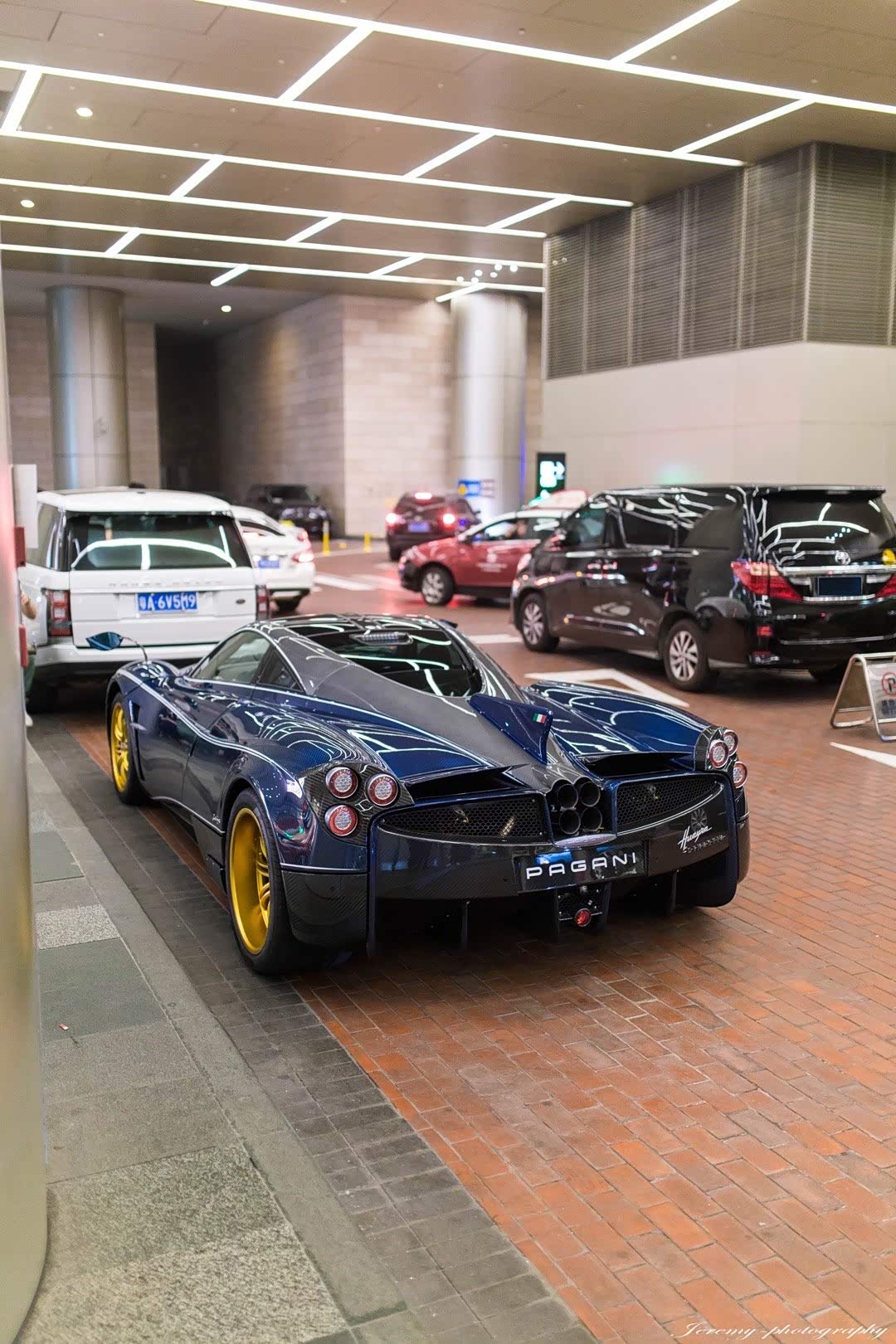 帕加尼轻量化的车身,来源于大量的碳纤维材料