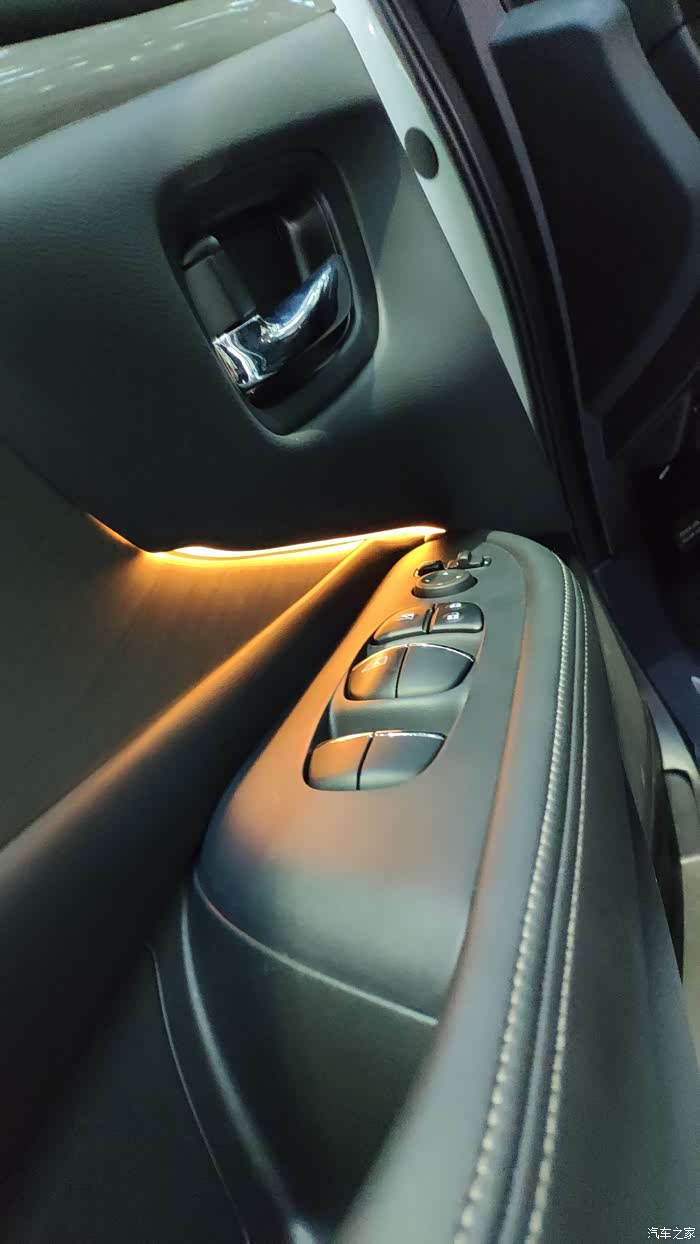 四个车门上都配有氛围灯,温馨.加分