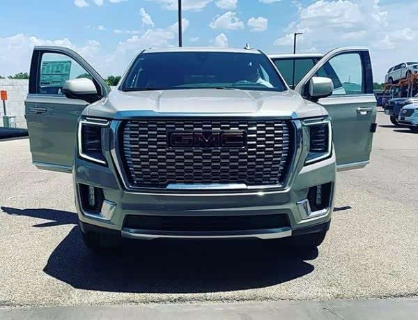 gmc的大越野车,真的非常粗犷,空间大,越野性能无须质疑.