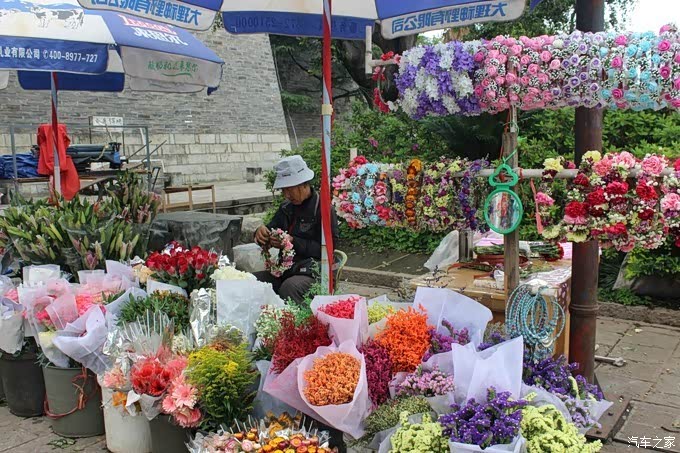 城门口有很卖花的摊儿.鲜花束,花环      大自然的气息