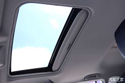 天窗配置的单天窗设计,没有配置时下流行的全景天窗,但车内的采光性
