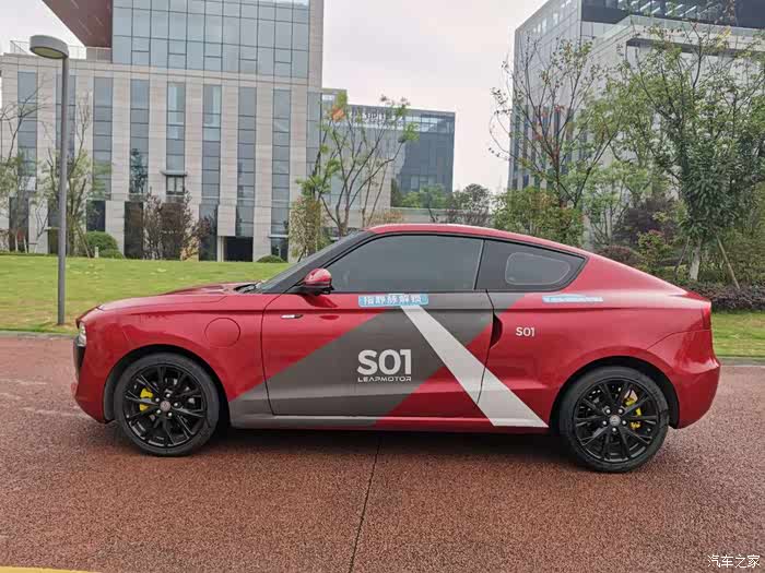 探店成都零跑体验店试驾智能轿跑s01