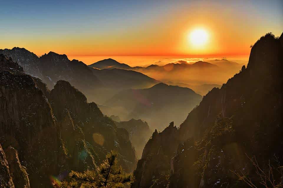 黄山的山头那一轮红日清风相伴片刻雾气悄然而去