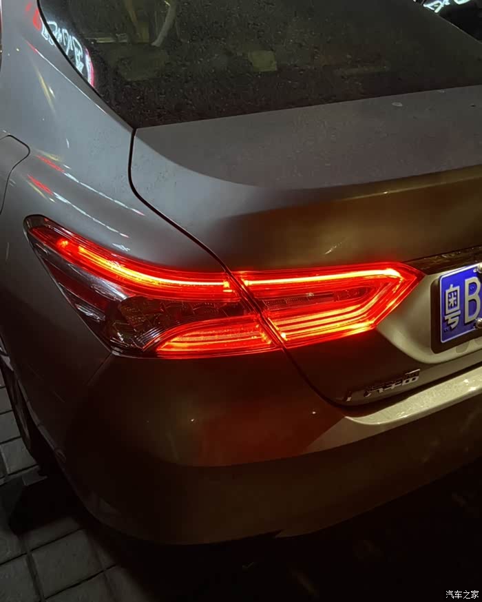 【图】21款尾灯更好看了,侧面做了延伸_凯美瑞论坛_汽车之家论坛