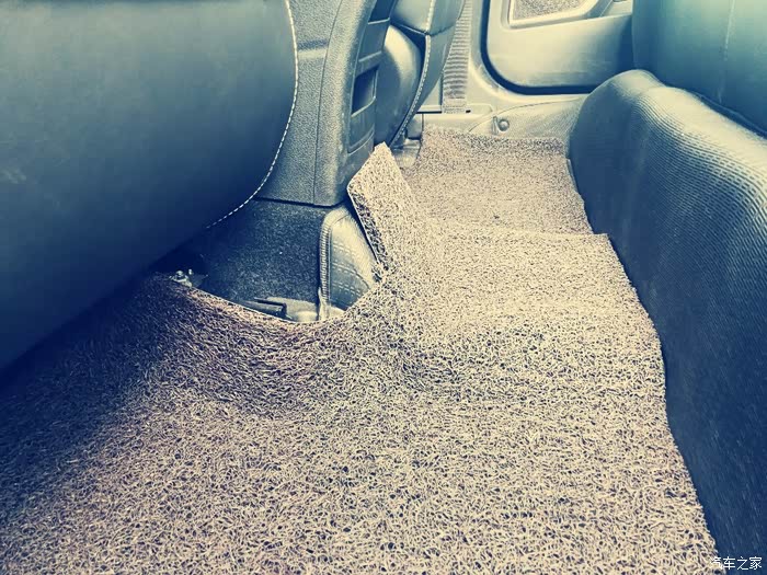 帝豪gl的后排地板凸起并是很高,几乎与地板相平,坐在中间舒服