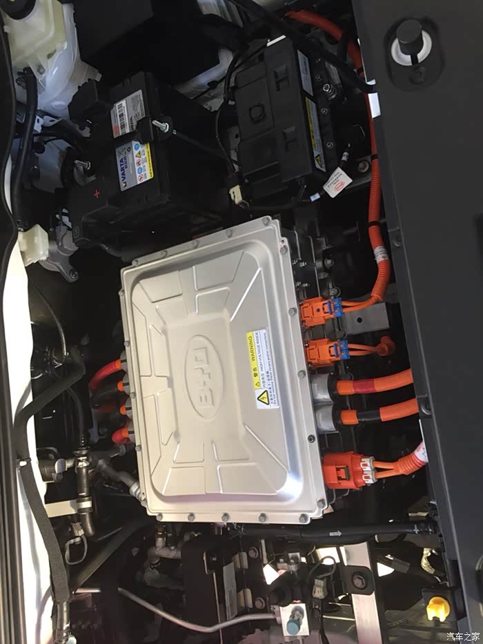 前舱看起来比较简单些,没有燃油版复杂