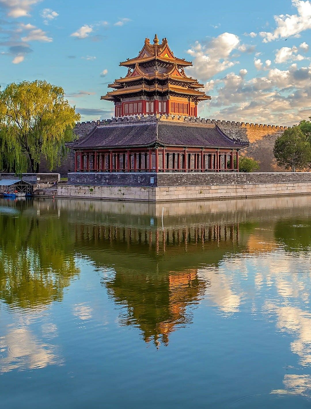 旅游途中,你可以看到具有中国建筑风格的古建筑,最大特点对称美