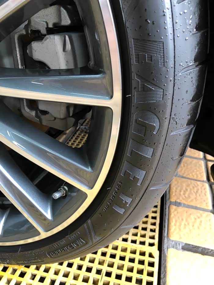 随便发点照片顺便出个原厂20寸固特异f1防爆胎