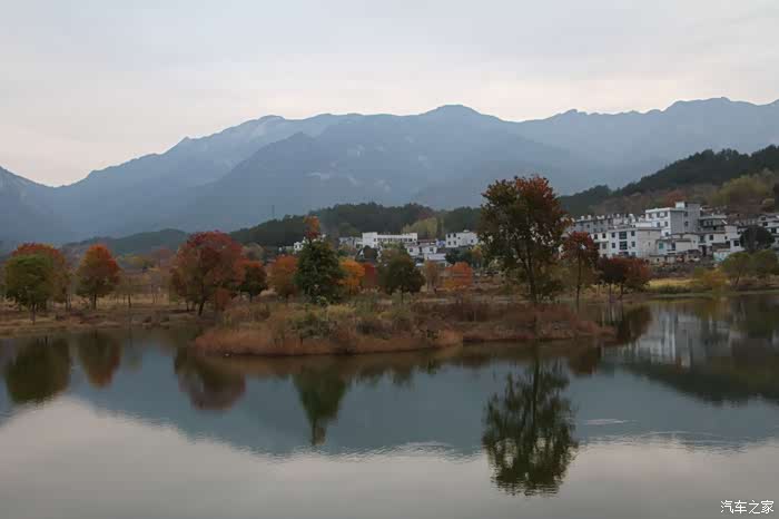 半月疯游第八景湖北黄冈罗田县九资河的水上红叶