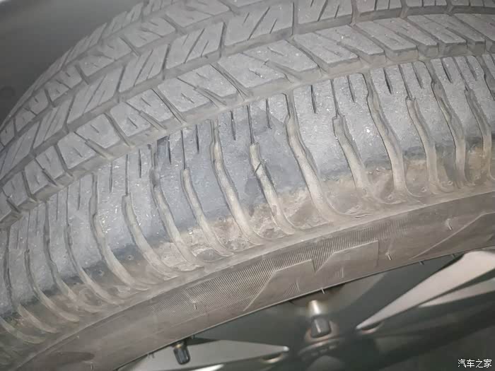 别克gl8轮胎胎冠上有3mm深的小划伤需要更换或者维修吗