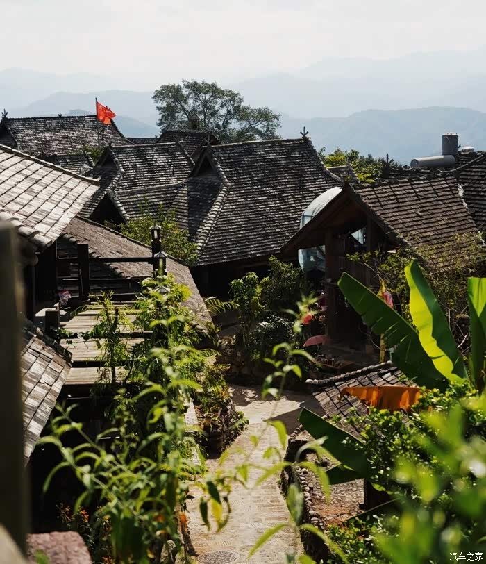 抛开大理丽江的喧闹,滇南这座小城把"慢生活"刻进骨子里