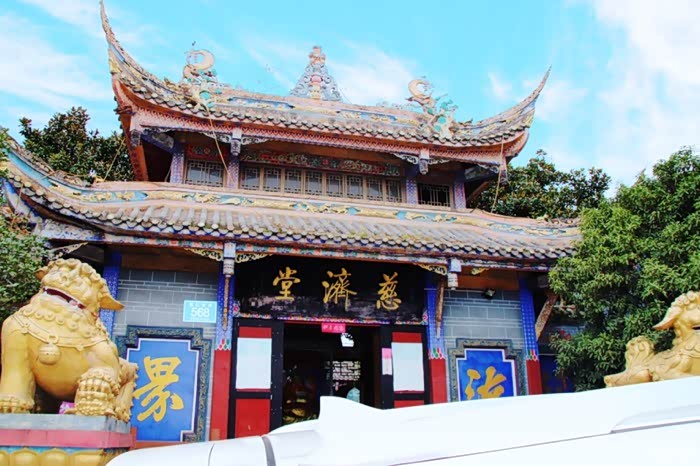 路过佛院慈济堂与小四驻足观赏