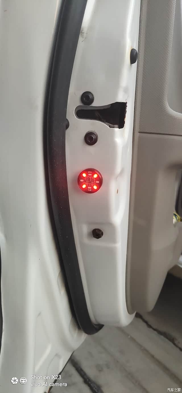 安装led车门防撞灯