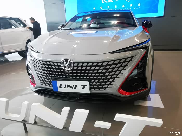 长安uni-t,中文名自有引力,时尚前卫的造型看上去特别新颖,第一眼看见