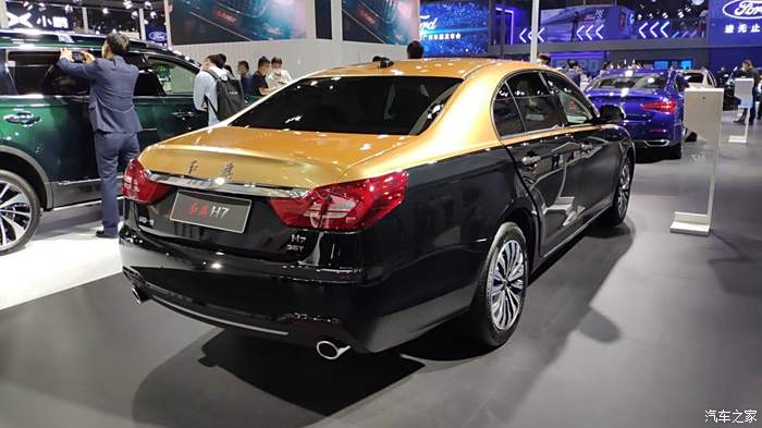 红旗h5采用金色以及黑色的车身涂装设计,看起来非常高贵又优雅