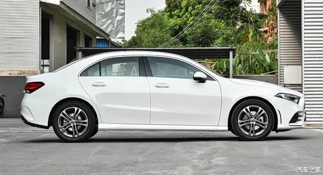 15万多的颜值奔驰,内饰一流设计.