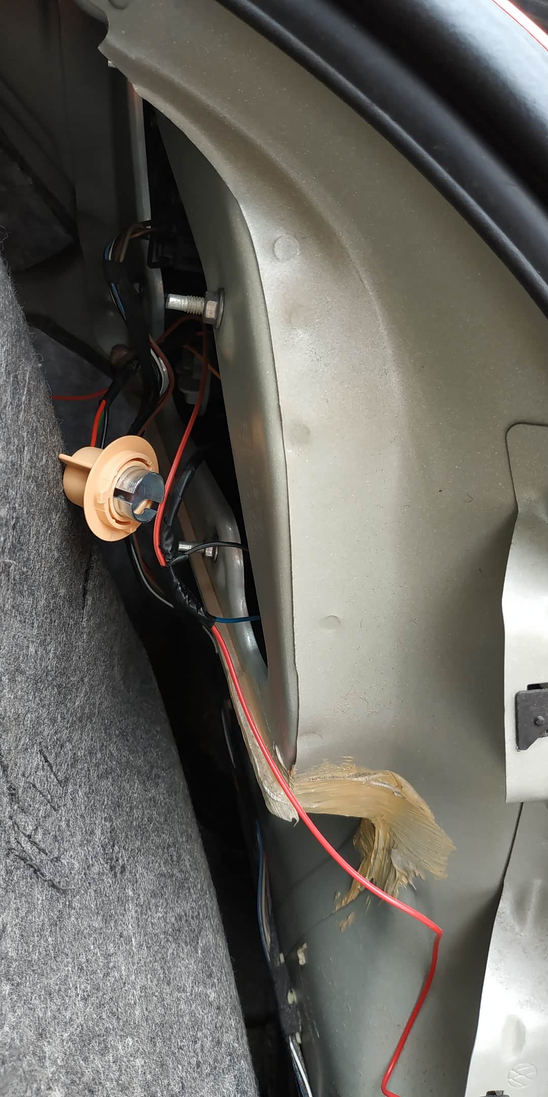 朗逸刹车灯泡更换.