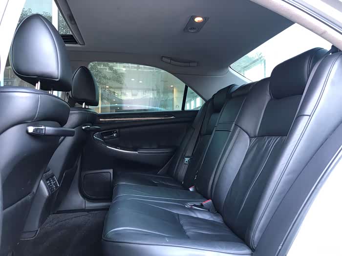 十二代皇冠 3.0l 沙龙 还是爱惜得好的黑内饰