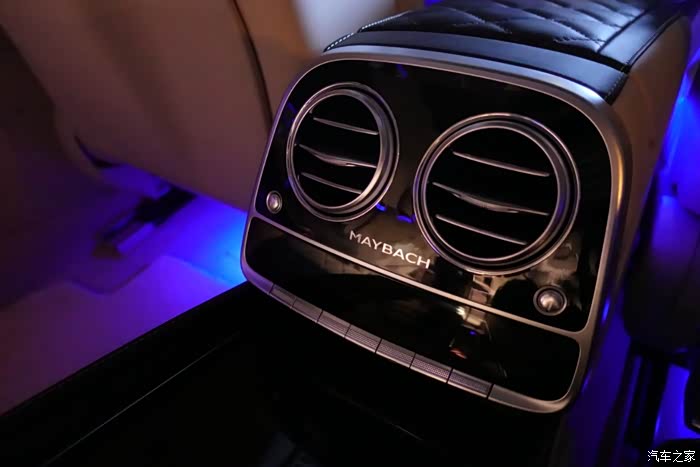 宁静的夜晚,奔驰迈巴赫s680内饰.