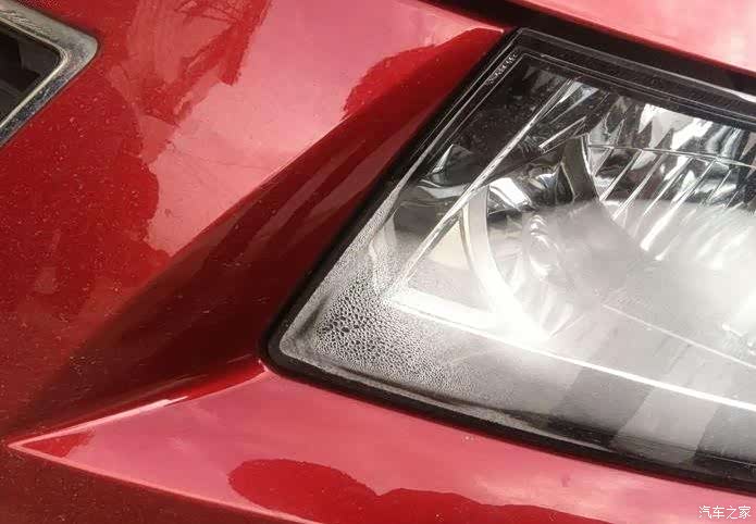 刚换的车灯总成有雾气问题