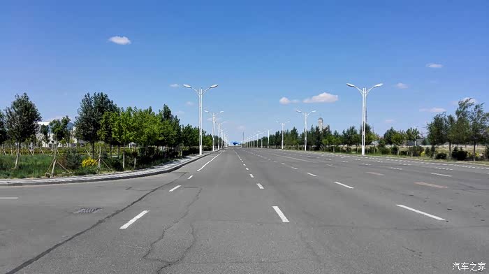 二连浩特市,路面宽阔且干净整洁.