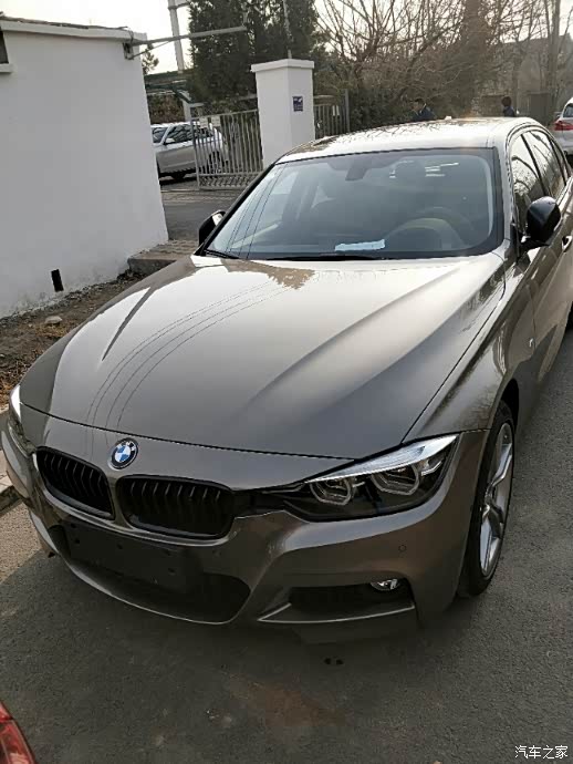 致敬经典的宝马3系……在产品末端换购320li耀夜雪松灰