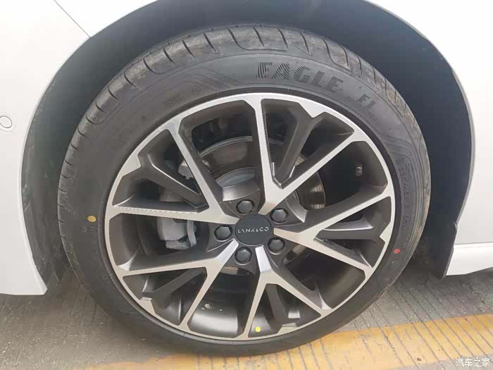 刚提的车大家帮忙看看这轮胎是新的还是4s店做了手脚