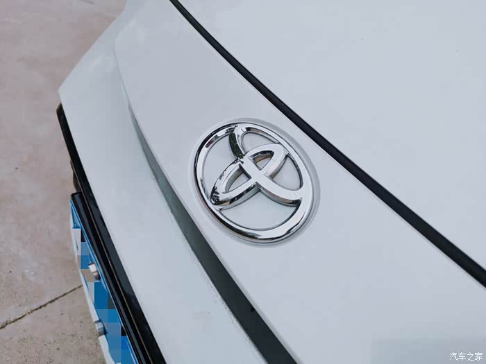 与普通版不同,运动版雷凌的车标位置上移,看起来像被放在了发动机盖子