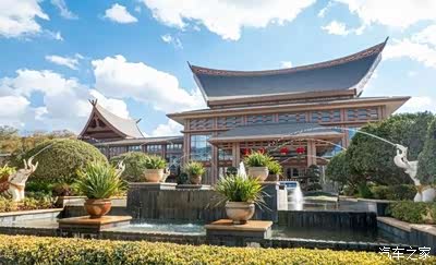 在古滇度假酒店对面的古滇温泉山庄,拥有72个户外泡池,对于喜爱泡温泉