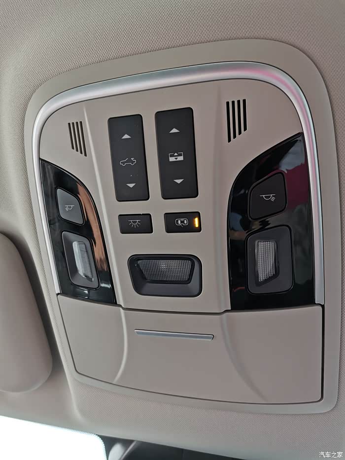 天窗操作按键也很人性化,都是键制的,全景天窗真心不错.