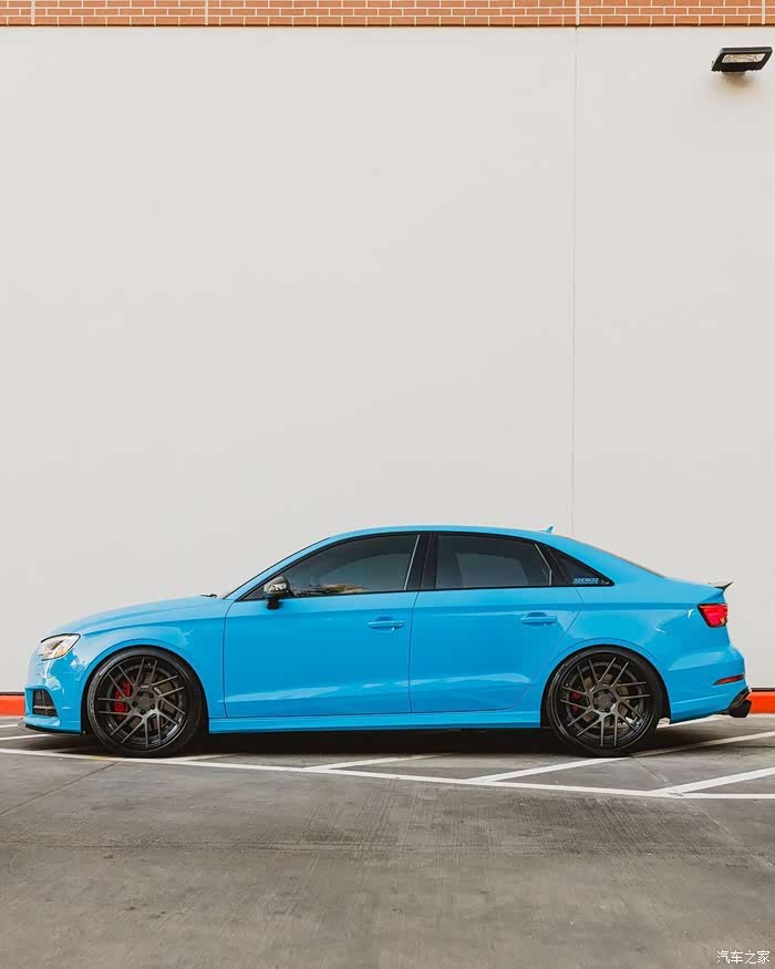 奥迪s3 limousine,车身颜色蓝色很漂亮
