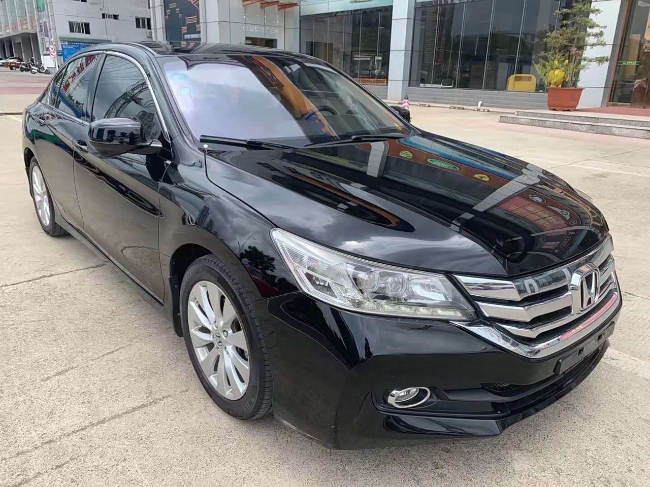 九代半雅阁前脸的进气格栅的镀铬非常霸气